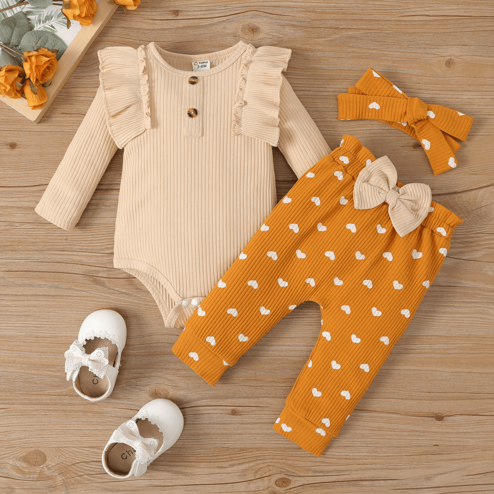 3pcs Baby Girl Ribbed Ruffle Buttons Long-sleeve Bodysuit and Allover Heart Print Bow Decor Pants & Headband Set
3pcs Baby Girl Ribbed Ruffle Buttons Long-sleeve Bodysuit and Allover Heart Print Bow Decor Pants & Headband Set