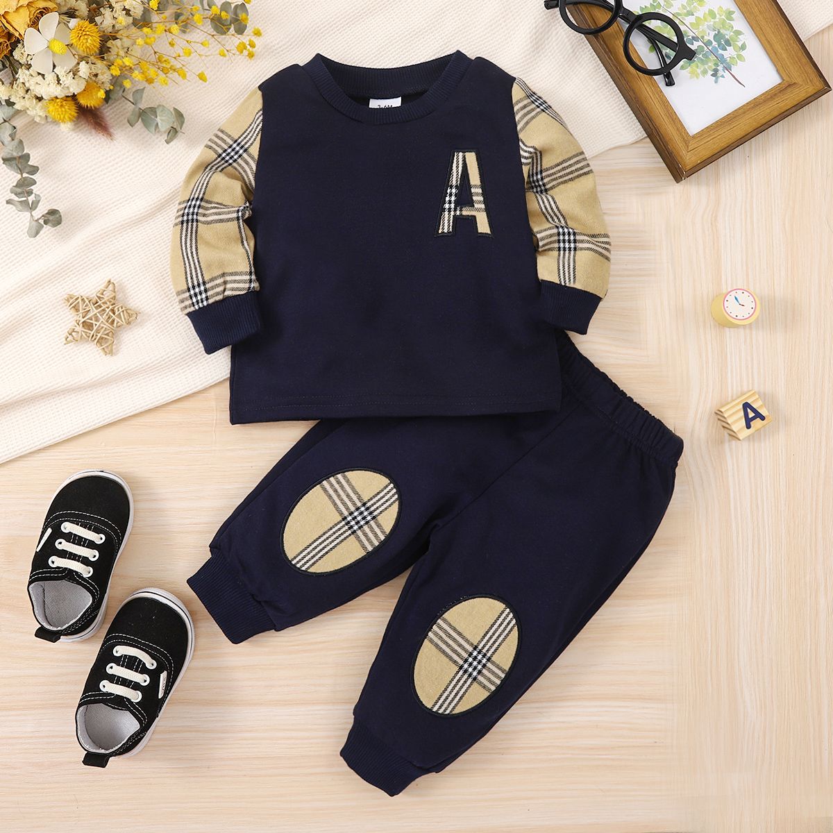 

2pcs Baby Boy Letter Embroidered Spliced Plaid Long-sleeve Sweatshirt and Patch Detail Sweatpants Set