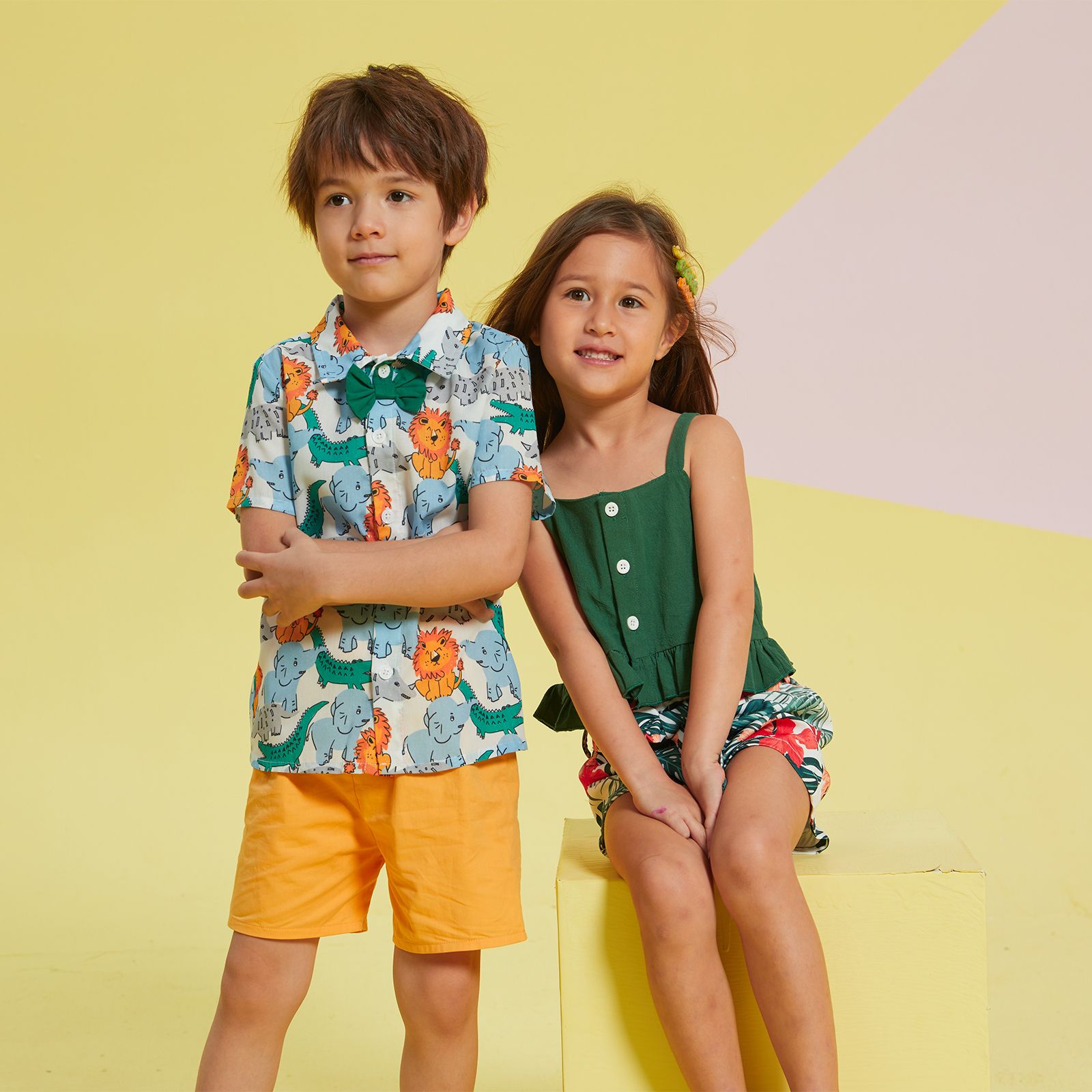 Toddler Boy/Girl 2pcs Animal Print Shirt and Shorts Set/ 2pcs Camisole and Floral Shorts Set
Toddler Boy/Girl 2pcs Animal Print Shirt and Shorts Set/ 2pcs Camisole and Floral Shorts Set