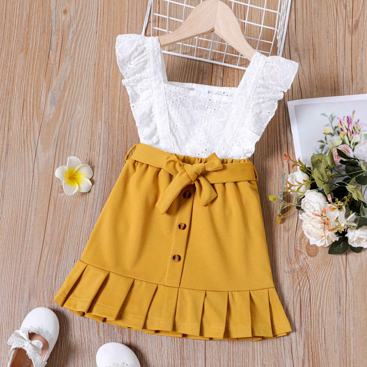 Mini Lady Toddler Girl 100% Cotton 2pcs Embroidery Lace Flutter-sleeve White Top and Pleated Yellow Skirt Set
Mini Lady Toddler Girl 100% Cotton 2pcs Embroidery Lace Flutter-sleeve White Top and Pleated Yellow Skirt Set