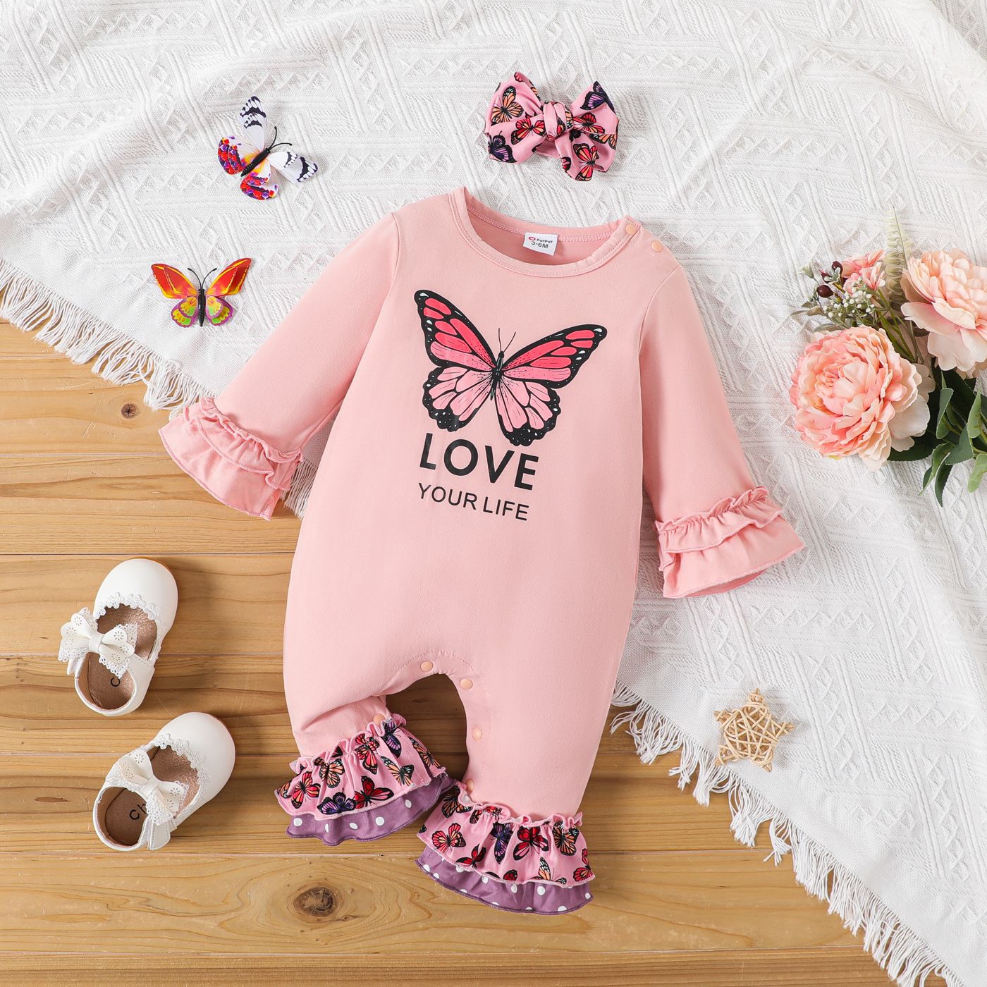 2pcs Baby Girl Butterfly & Letter Print Ruffle Trim Long-sleeve Bell Bottom Jumpsuit with Headband Set
2pcs Baby Girl Butterfly & Letter Print Ruffle Trim Long-sleeve Bell Bottom Jumpsuit with Headband Set