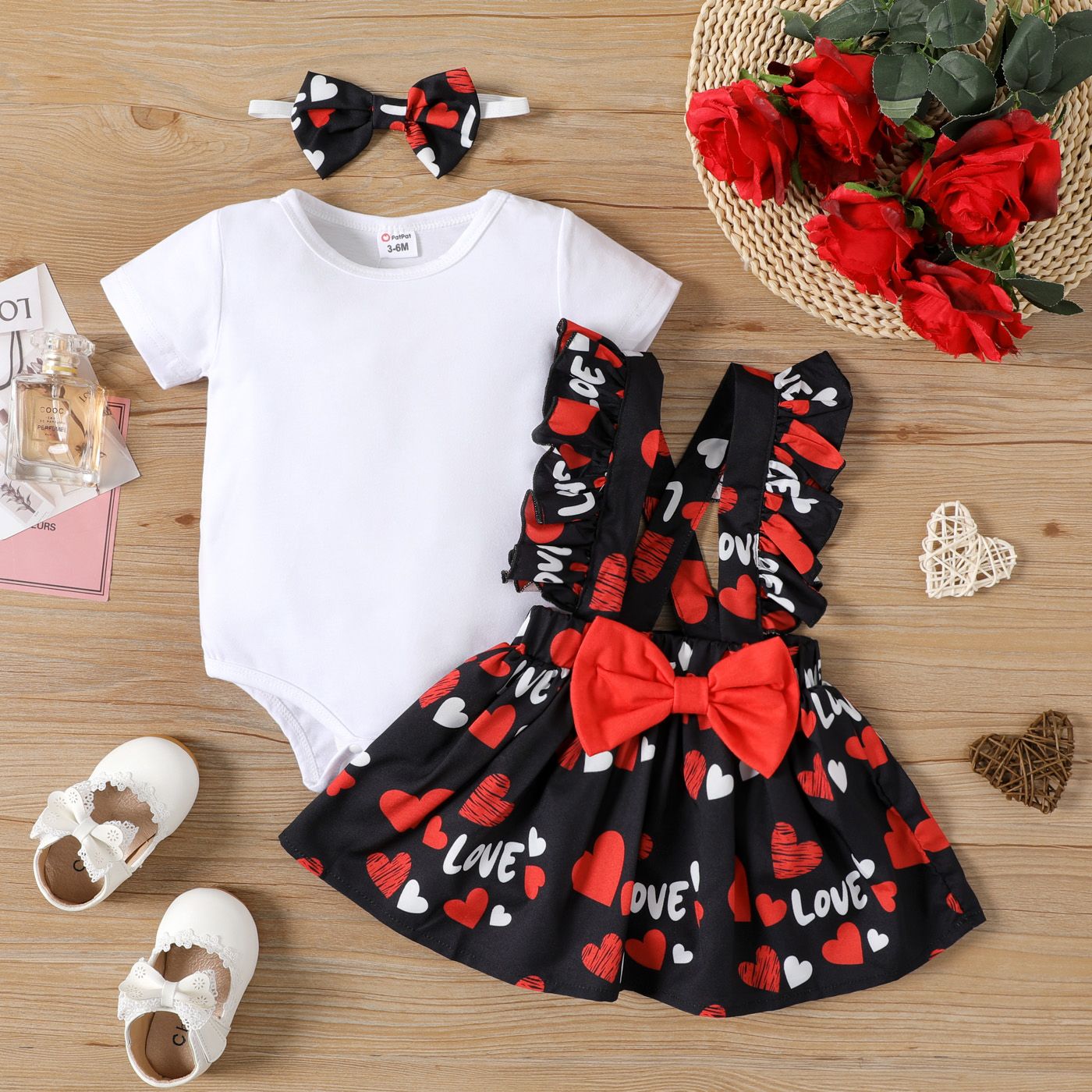 3pcs Baby Girl Allover Heart & Letter Print Ruffle Trim Suspender Skirt and Solid Short-sleeve Romper with Headband Set
3pcs Baby Girl Allover Heart & Letter Print Ruffle Trim Suspender Skirt and Solid Short-sleeve Romper with Headband Set