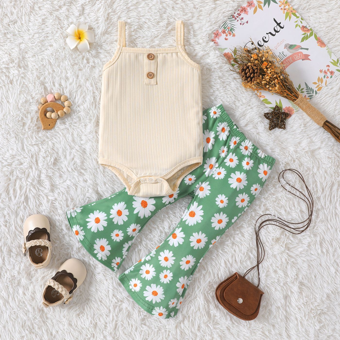 

2pcs Baby Girl Ribbed Spaghetti Strap Romper and Allover Daisy Floral Print Flared Pants Set