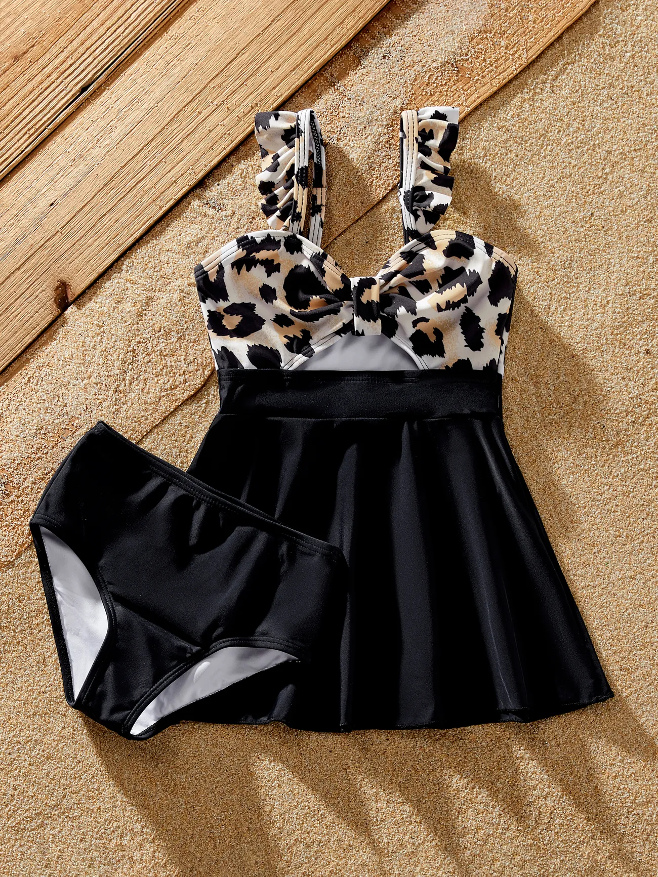 Family Matching Swimsuit Leopard Print Splicing Black Cross Front Tankini or Drawstring Swim Trunks
Family Matching Swimsuit Leopard Print Splicing Black Cross Front Tankini or Drawstring Swim Trunks