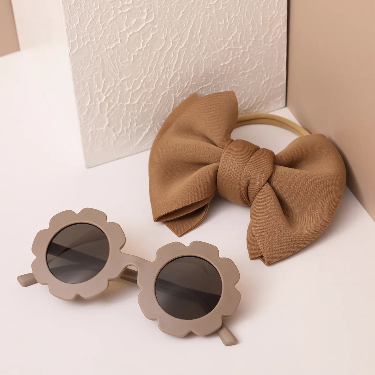 2pcs Toddler Bow Decor Headband and Sunglasses Set
2pcs Toddler Bow Decor Headband and Sunglasses Set