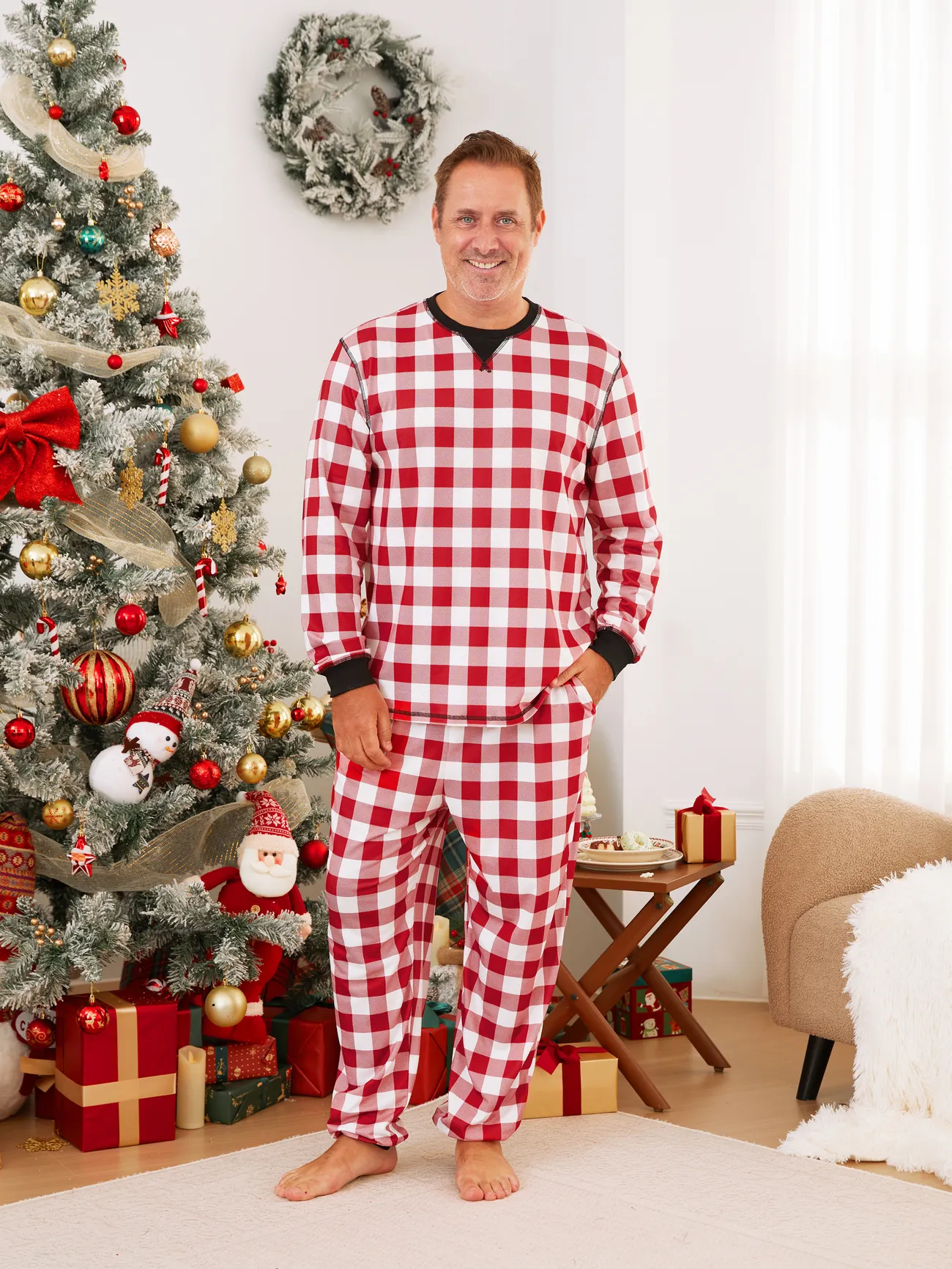 Christmas Family Matching Red and White Checkered Plaid Pajamas Sets with Drawstring and Pockets
Christmas Family Matching Red and White Checkered Plaid Pajamas Sets with Drawstring and Pockets