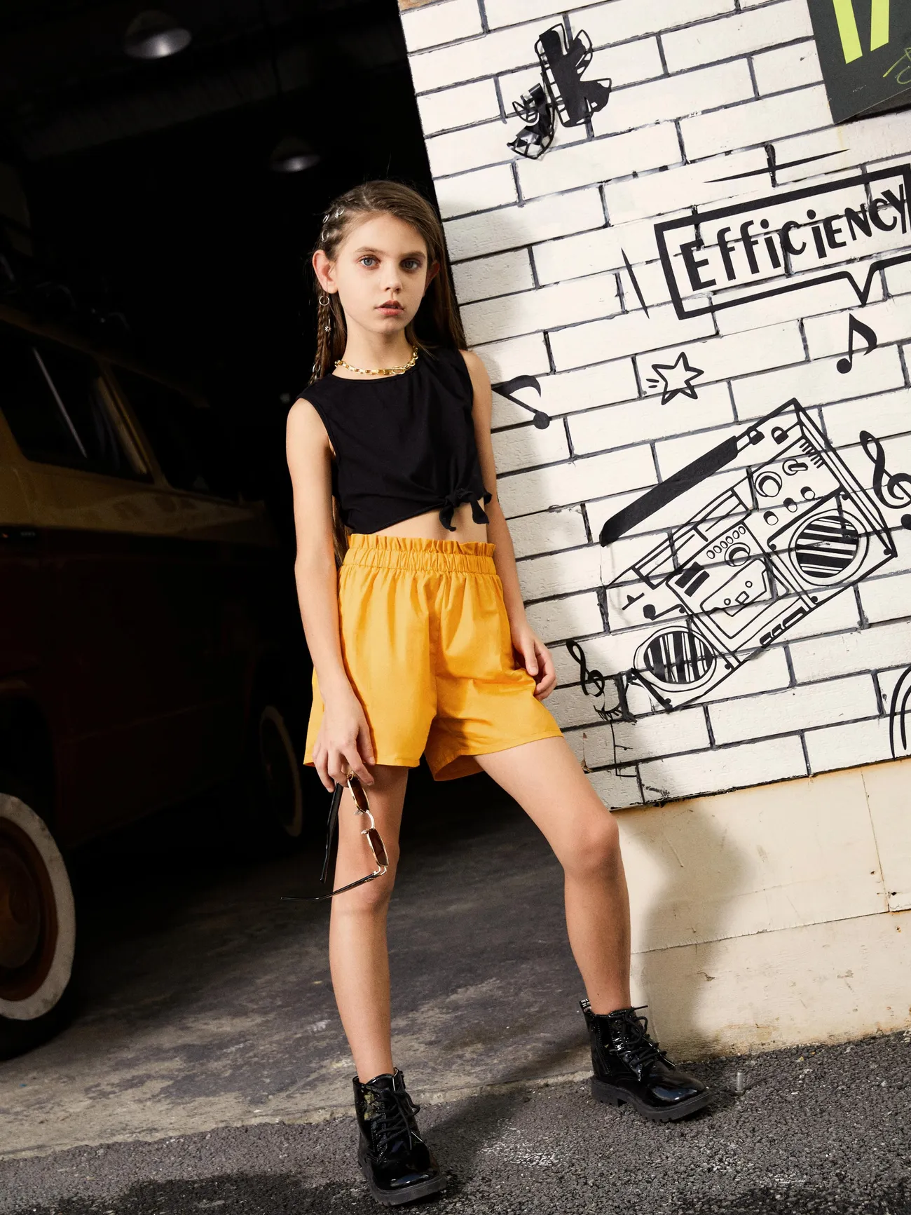 2pcs Kid Girl Tie Knot Sleeveless Tee and Elasticized Paperbag Shorts Set
2pcs Kid Girl Tie Knot Sleeveless Tee and Elasticized Paperbag Shorts Set