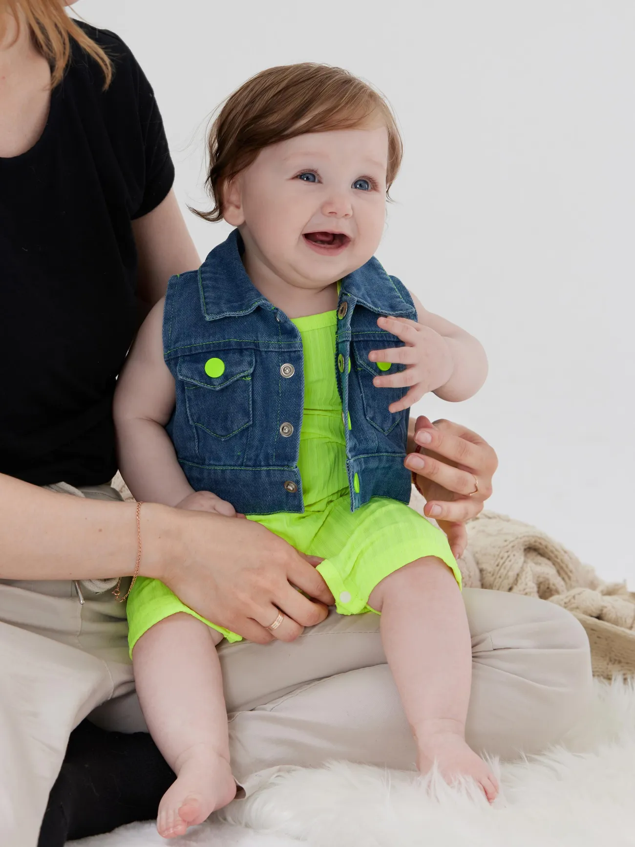 2pcs Baby Girl Solid Rib-knit Romper and Button Up Front Vest Denim Jacket Set
2pcs Baby Girl Solid Rib-knit Romper and Button Up Front Vest Denim Jacket Set