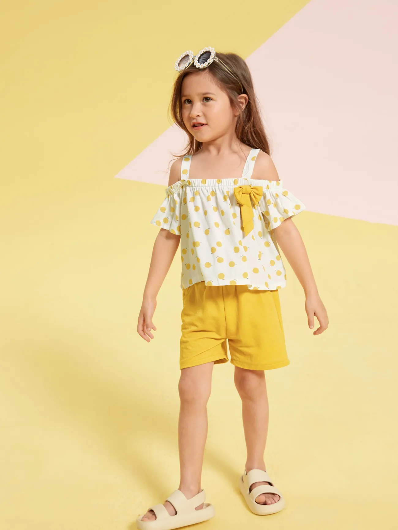2-piece Toddler Girls Fruit Print Bow Top and Shorts Set
2-piece Toddler Girls Fruit Print Bow Top and Shorts Set
