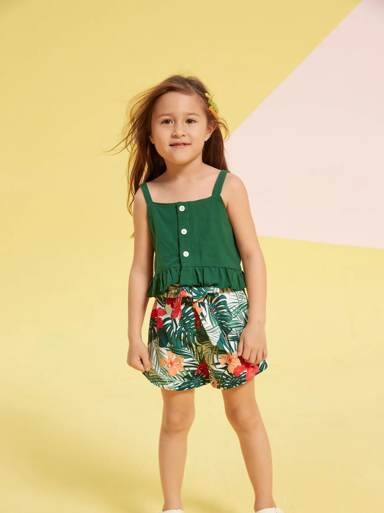 2pcs Trendy Toddler Girl Ruffle Camisole and Floral Print Belted Shorts Set
2pcs Trendy Toddler Girl Ruffle Camisole and Floral Print Belted Shorts Set