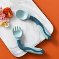 2-pcs silicone colher para utensílios do bebê set alimentos auxiliar criança aprender a comer treinando flexível fork suave crianças infantis de mesa Azul image 2