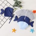 قطعتان من ملابس السباحة المكونة من قطعة واحدة بأكمام قصيرة بطبعة سمك القرش الكرتوني للأولاد الصغار مع مجموعة قبعة رمادي مزرق image 2