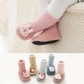 Calcetines de zapatos de felpa con decoración de animales de dibujos animados para bebés Rosado image 2