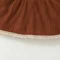 قطعتان من فستان طفلة بأكمام رفرفة مضلعة صلبة مع طقم شورت بنى image 4