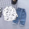 2pcs Toddler Boy Trendy Denim Jeans and Feather Print Lapel Collar Shirt Set White
