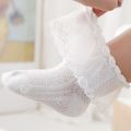 Atmungsaktive Socken mit festem Spitzenvolant für Babys/Kleinkinder weiß image 3