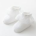 Atmungsaktive Socken mit festem Spitzenvolant für Babys/Kleinkinder weiß image 1