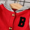 Baby-Buchstabenmuster Colorblock gestrickte Langarm-Baseballjacke mit Kapuze rot/weiß