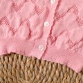 Baby Girl All Over Love Herz Design Solide gestrickte Langarm-Cardigan mit Knöpfen rosa