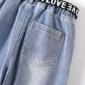 بنطلون جينز ممزق للفتيات الصغيرات بحزام مطبوع عليه حروف الضوء الأزرق image 3