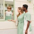 Familie passende grüne Kurzarmkleider mit Tulpensaum und Farbblock-T-Shirt-Sets minzgrün
