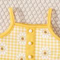 2pcs Baby Girl Pearl Button Detail Allover Daisy Print Gingham Cami Top and Skirt Set Yellow
