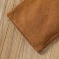 2pcs Kid Boy Letter Print Plaid Splice Pullover Sweatshirt and Brown Pants Set Beige