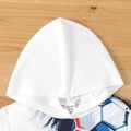 طقم سروال بغطاء للرأس بطبعة كرة للأولاد من قطعتين وسراويل مطبوعة بحروف التبتبلو أبيض image 2