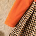 قطعتان من ملابس الفتيات الصغيرات مكشكشة بأكمام طويلة باللون البرتقالي ومجموعة تنورة مطوية بنقشة مربعة البرتقالي image 4