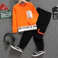 2pcs Kid Boy Letter Print Splice Pullover Sweatshirt and Black Pants Set Orange