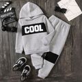 2pcs Kid Boy Letter Print Textured Colorblock Hoodie Sweatshirt and Pants Set Light Grey