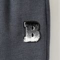 Calças elásticas bordadas com patch de letra menino menino Cinza Escuro image 5