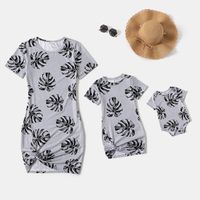 Allover Palm Leaf Print Grey Short-sleeve Twist Knot Bodycon Dress for Mom and Me