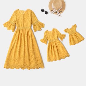 Gelbes, ausgehöhltes, besticktes Rüschenkleid mit ausgestellten Ärmeln für Mama und mich