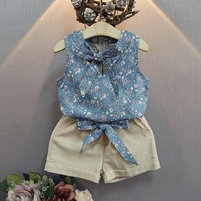 2pcs Floral Allover Bow Decor Sleeveless Blue or Pink Tank Top and Solid Belt Decor Beige Shorts Toddler Set