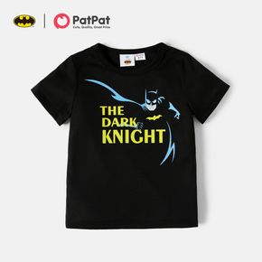 camiseta preta de manga curta com estampa de letras de menino batman garoto