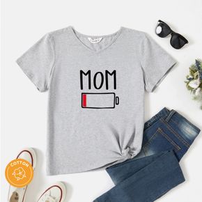 Kurzärmliges T-Shirt mit V-Ausschnitt und grafischem Batterie- und Buchstabendruck für Damen