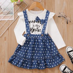 Conjunto de falda con tirantes de mezclilla y dobladillo con volantes de lunares y estampado de letras con diseño de bowknot para niña pequeña