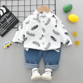 2pcs Toddler Boy Trendy Denim Jeans and Feather Print Lapel Collar Shirt Set