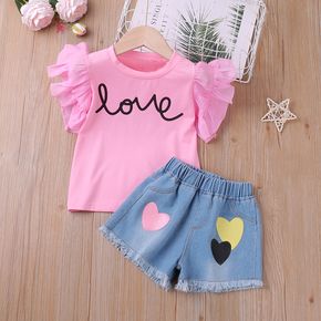 قطعتان من ملابس الفتيات الصغيرات بطباعة حروف شبكية بأكمام رفرفة وردية اللون ومجموعة شورت جينز بطبعة القلب