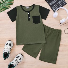 قطعتان من تصميم جيب الصبي وزر الفتى بتصميم لصق وافل بأكمام قصيرة ومجموعة شورت أخضر عسكري مرن