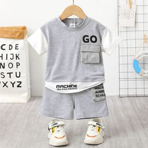 Conjunto de camiseta y pantalones cortos con diseño de dos bolsillos de imitación con estampado de letras de moda para niños pequeños de 2 piezas