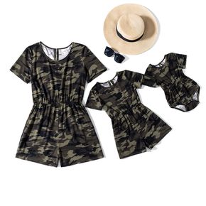 Armeegrüne Kurzarm-Stramplershorts mit Camouflage-Print für Mama und mich