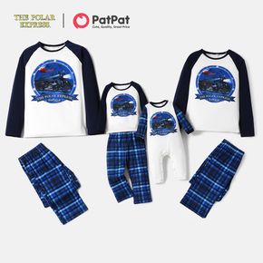 a família expresso polar combinando conjuntos de pijama com calça xadrez e top de passeio de trem