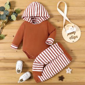 Set di pagliaccetto e pantaloni con cappuccio a maniche lunghe a righe a righe tinta unita da 2 pezzi per neonato