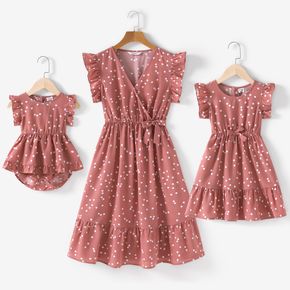Pinkfarbenes Wickelkleid mit V-Ausschnitt und Rüschen und flatternden Ärmeln für Mama und mich