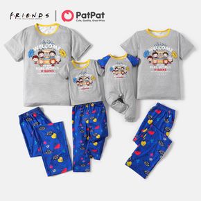 amigos família combinando conjuntos de pijama com top gráfico e calças allover