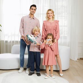 Familie passende rosa Krepp-Langarm-Rüschenkleider und karierte Hemden-Sets