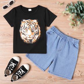 2-teiliges Set aus schwarzem Kurzarm-T-Shirt mit Animal-Print und Jeans-Shorts