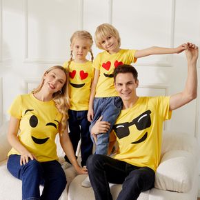 Passende Kurzarm-T-Shirts aus gelber Baumwolle mit Cartoon-Gesichtsdruck der Muttertagsfamilie